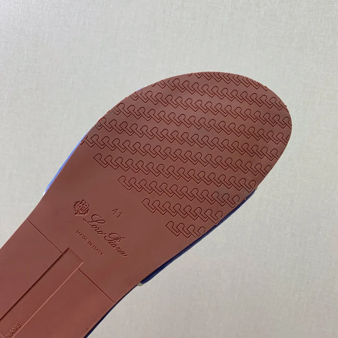 【LP】P:600💰 Size: 39-46 (45.46 can be customized) 【Loro Piana】LP men's slippers. Italian top cashmere is retro, elegant, low-key and luxurious. Both fashionable and practical, the leather is still of the highest quality in the entire network. The upper is silky and smooth. Wear-resistant and highly elastic beef tendon bottom.